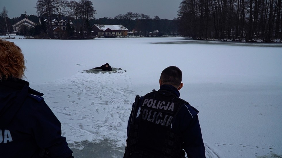 Nowy Dwór Gdański. Policjanci i strażacy ostrzegają – wchodzenie na zamarznięte zbiorniki wodne jest niebezpieczne i może zakończyć się tragedią.