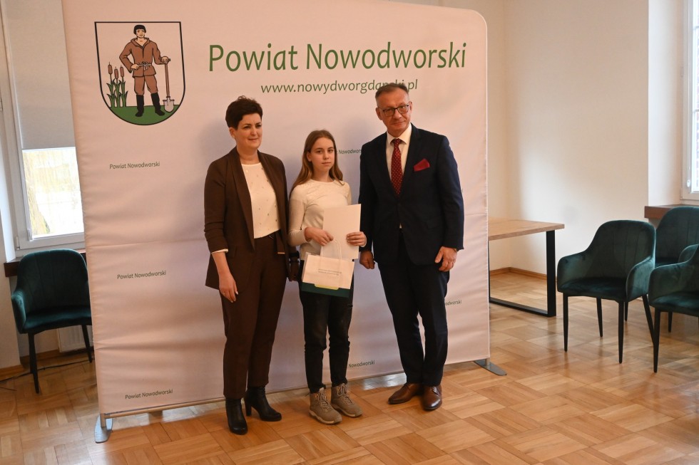 Nowy Dwór Gdański. Laureaci konkursu plastycznego o wiedzy HIV/AIDS nagrodzeni.