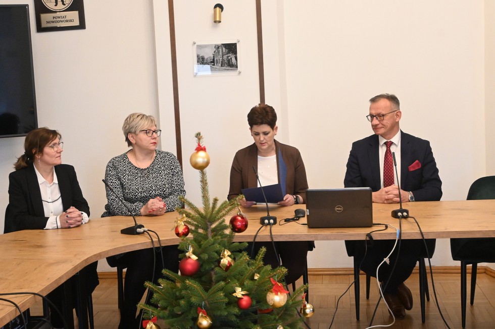 Nowy Dwór Gdański. Laureaci konkursu plastycznego o wiedzy HIV/AIDS nagrodzeni.