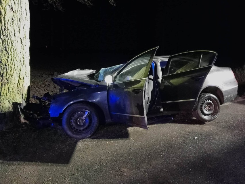 Gmina Stare Pole. Osobówką w drzewo – nastoletni kierowca trafił do szpitala.