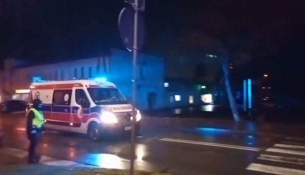 Nowy Dwór Gdański. Potrącenie dwóch osób na przejściu dla pieszych.
