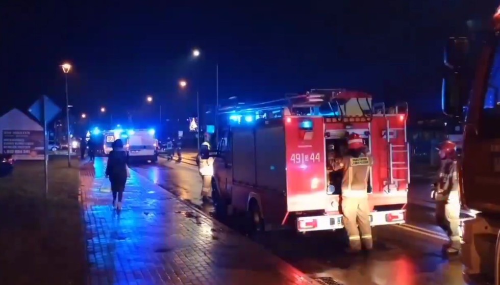 Nowy Dwór Gdański. Potrącenie dwóch osób na przejściu dla pieszych.