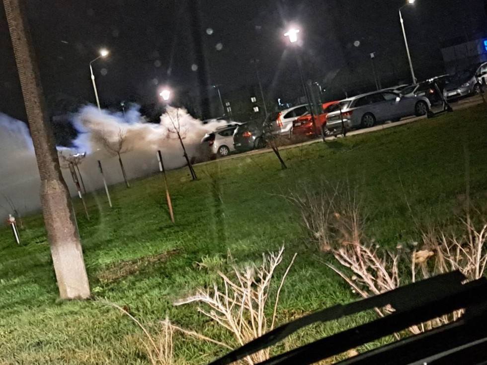 Malbork. Pożar dwóch samochodów na Osiedlu Południe. Zobacz wideo