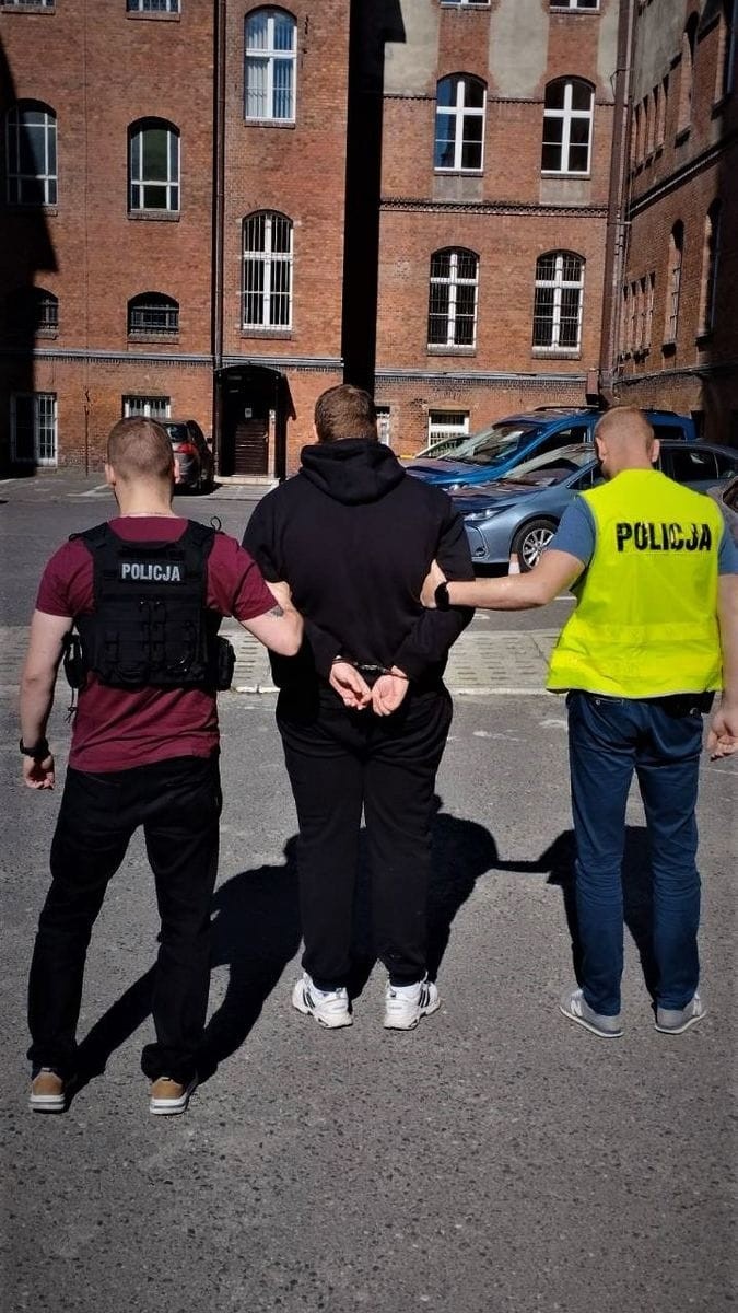 Policjanci z Pomorza zatrzymali kilkudziesięciu stadionowych chuliganów, którzy zniszczyli piłkarskie święto i popełnili przestępstwa. Zobacz wideo