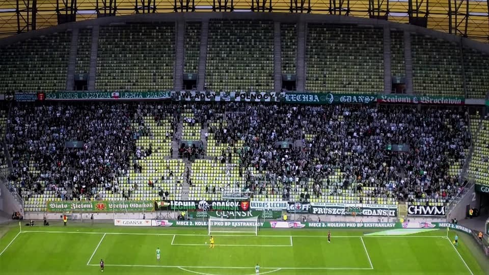 Policjanci z Pomorza zatrzymali kilkudziesięciu stadionowych chuliganów, którzy zniszczyli piłkarskie święto i popełnili przestępstwa. Zobacz wideo