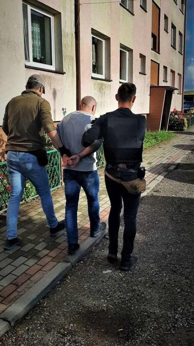Policjanci z Pomorza zatrzymali kilkudziesięciu stadionowych chuliganów, którzy zniszczyli piłkarskie święto i popełnili przestępstwa. Zobacz wideo