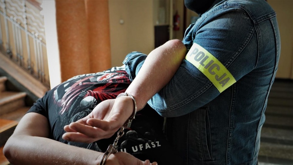Policjanci z Pomorza zatrzymali kilkudziesięciu stadionowych chuliganów, którzy zniszczyli piłkarskie święto i popełnili przestępstwa. Zobacz wideo
