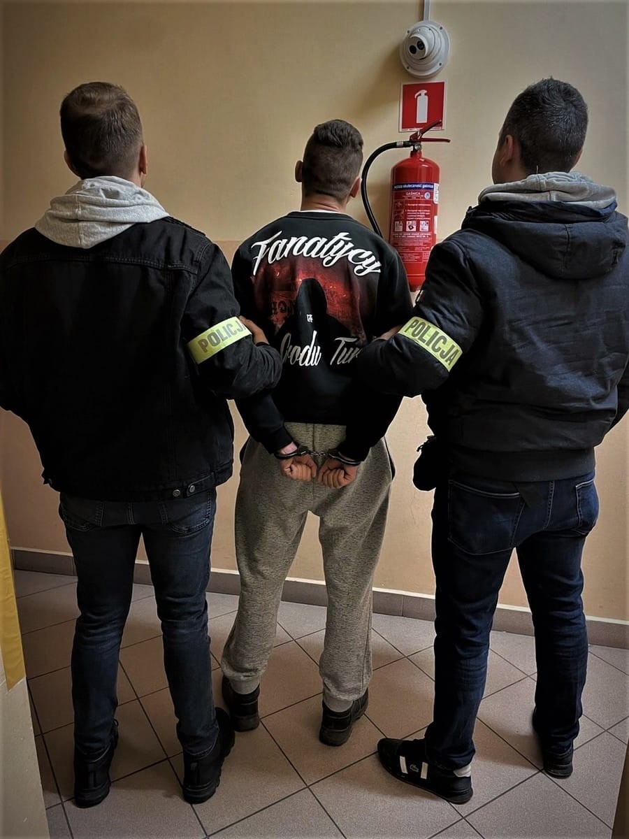 Policjanci z Pomorza zatrzymali kilkudziesięciu stadionowych chuliganów, którzy zniszczyli piłkarskie święto i popełnili przestępstwa. Zobacz wideo