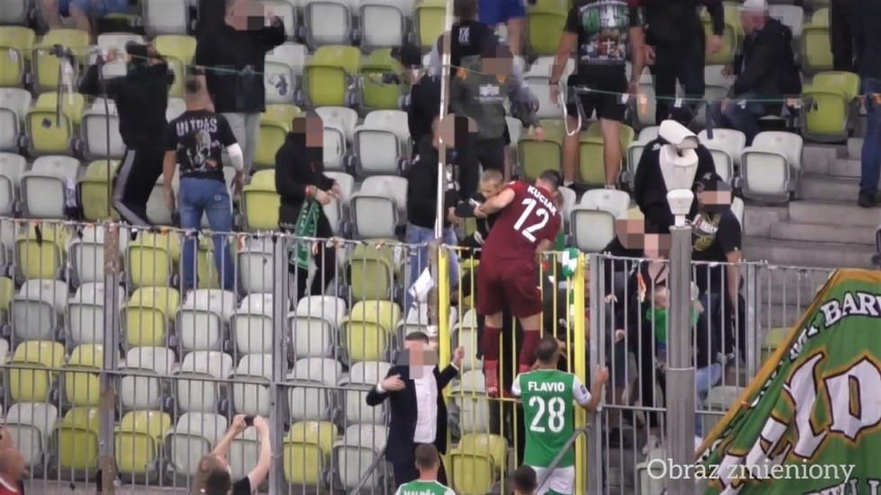 Policjanci z Pomorza zatrzymali kilkudziesięciu stadionowych chuliganów, którzy zniszczyli piłkarskie święto i popełnili przestępstwa. Zobacz wideo