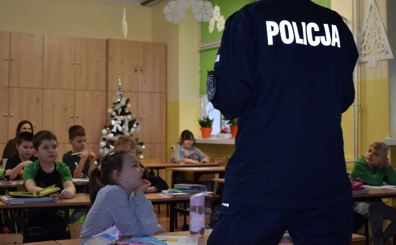 Malbork. Uczę się bezpieczeństwa - bezpieczne ferie zimowe i konkurs plastyczny.