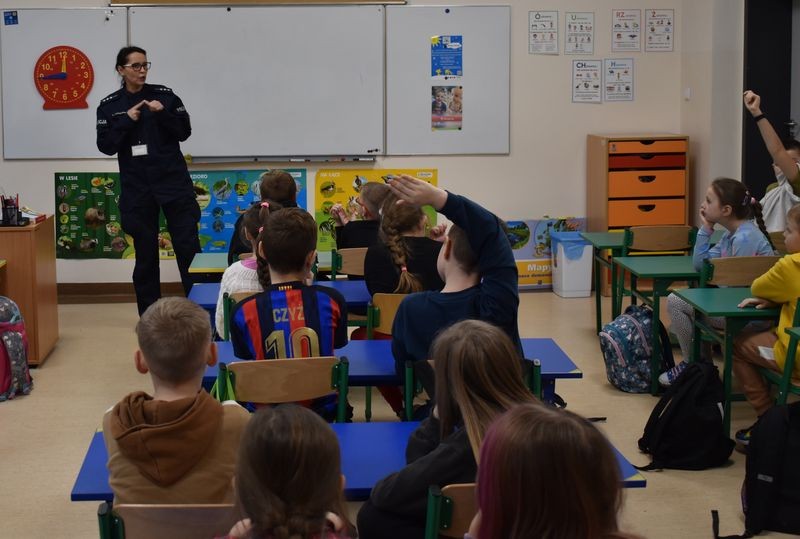 Malbork. Uczę się bezpieczeństwa - bezpieczne ferie zimowe i konkurs plastyczny.
