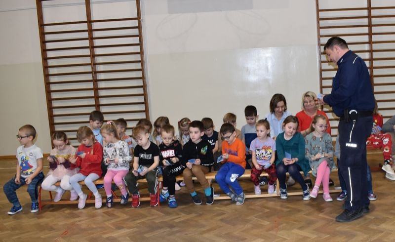 Malbork. Uczę się bezpieczeństwa - bezpieczne ferie zimowe i konkurs plastyczny.