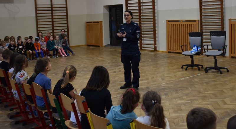 Malbork. Uczę się bezpieczeństwa - bezpieczne ferie zimowe i konkurs plastyczny.