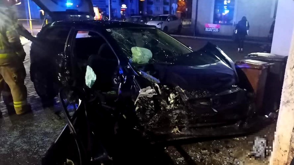 Nowy Dwór Gdański. Cztery osoby poszkodowane po uderzeniu osobówki w budynek.