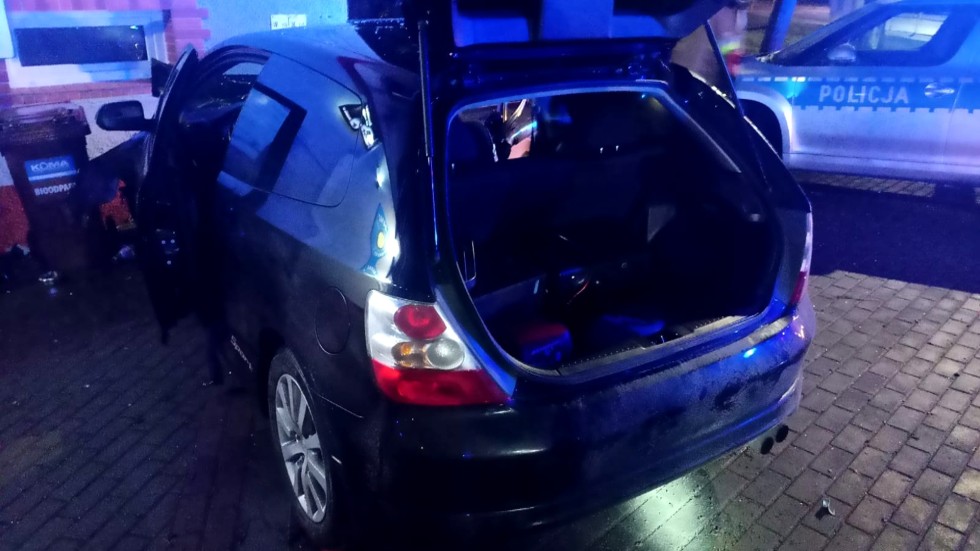 Nowy Dwór Gdański. Cztery osoby poszkodowane po uderzeniu osobówki w budynek.