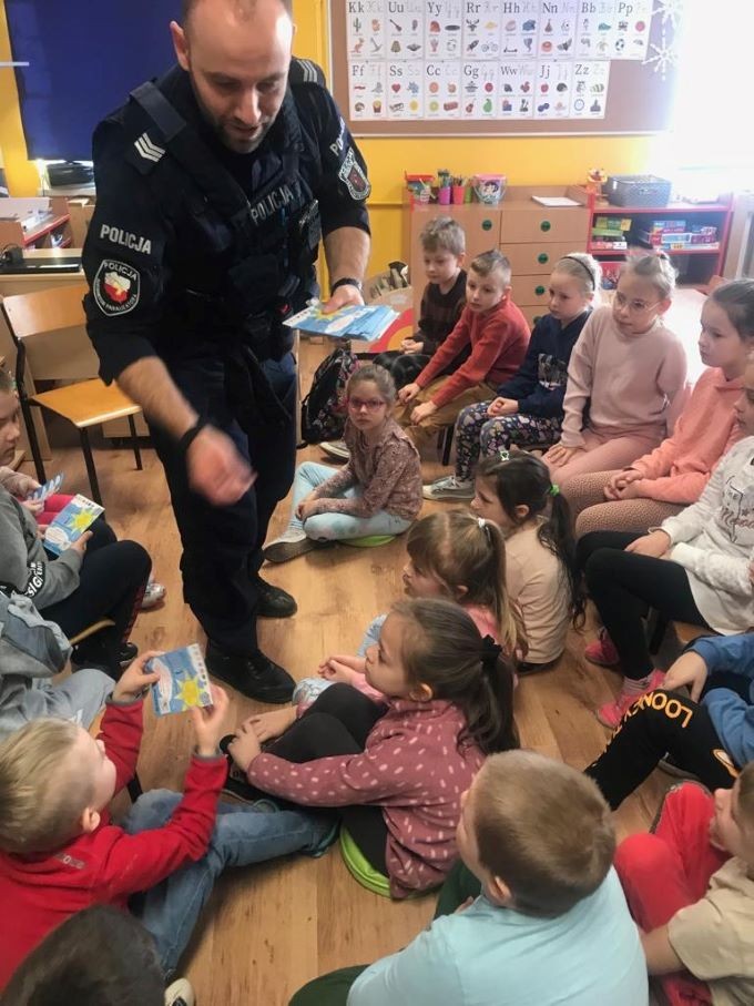 Powiat sztumski. Bezpieczne ferie – spotkanie policjanta z uczniami.