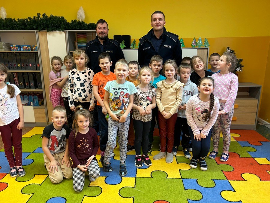 Powiat nowodworski. Bezpieczeństwo podczas ferii – spotkanie policjantów z uczniami.