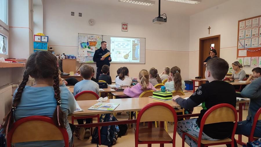 Powiat nowodworski. Bezpieczeństwo podczas ferii – spotkanie policjantów z uczniami.