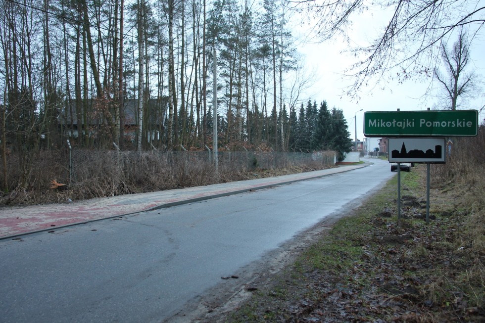 Mikołajki Pomorskie. Nowy chodnik poprawił bezpieczeństwo mieszkańców.