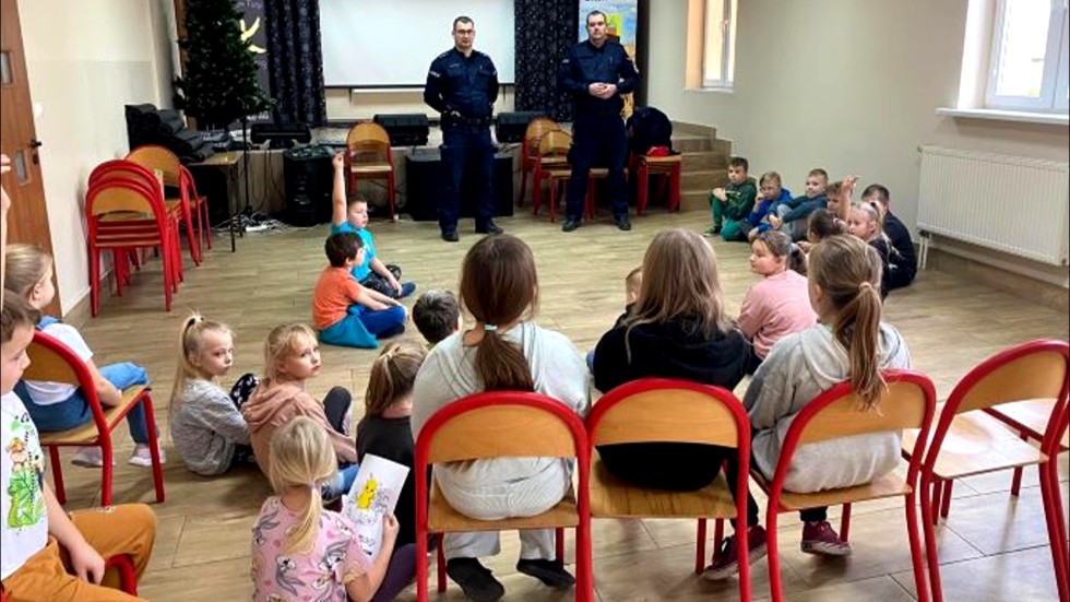 Powiat sztumski. Bezpieczne ferie – spotkanie dzieci z policjantami.