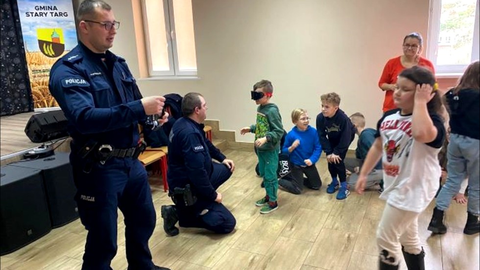 Powiat sztumski. Bezpieczne ferie – spotkanie dzieci z policjantami.