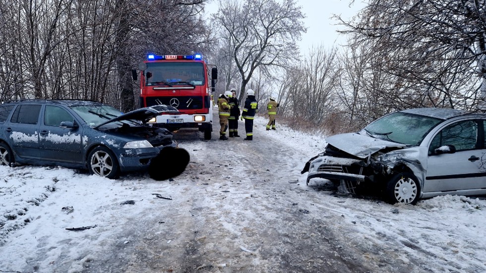 Gmina Lichnowy. Dwie osoby w szpitalu po zderzeniu osobówek.