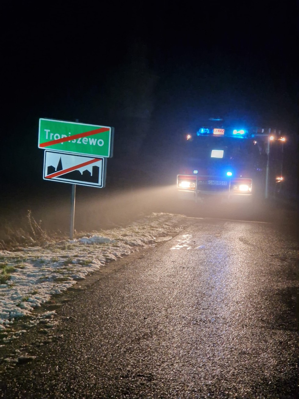 Gmina Lichnowy. Porzucony samochód w polu i nocne poszukiwania kierowcy.