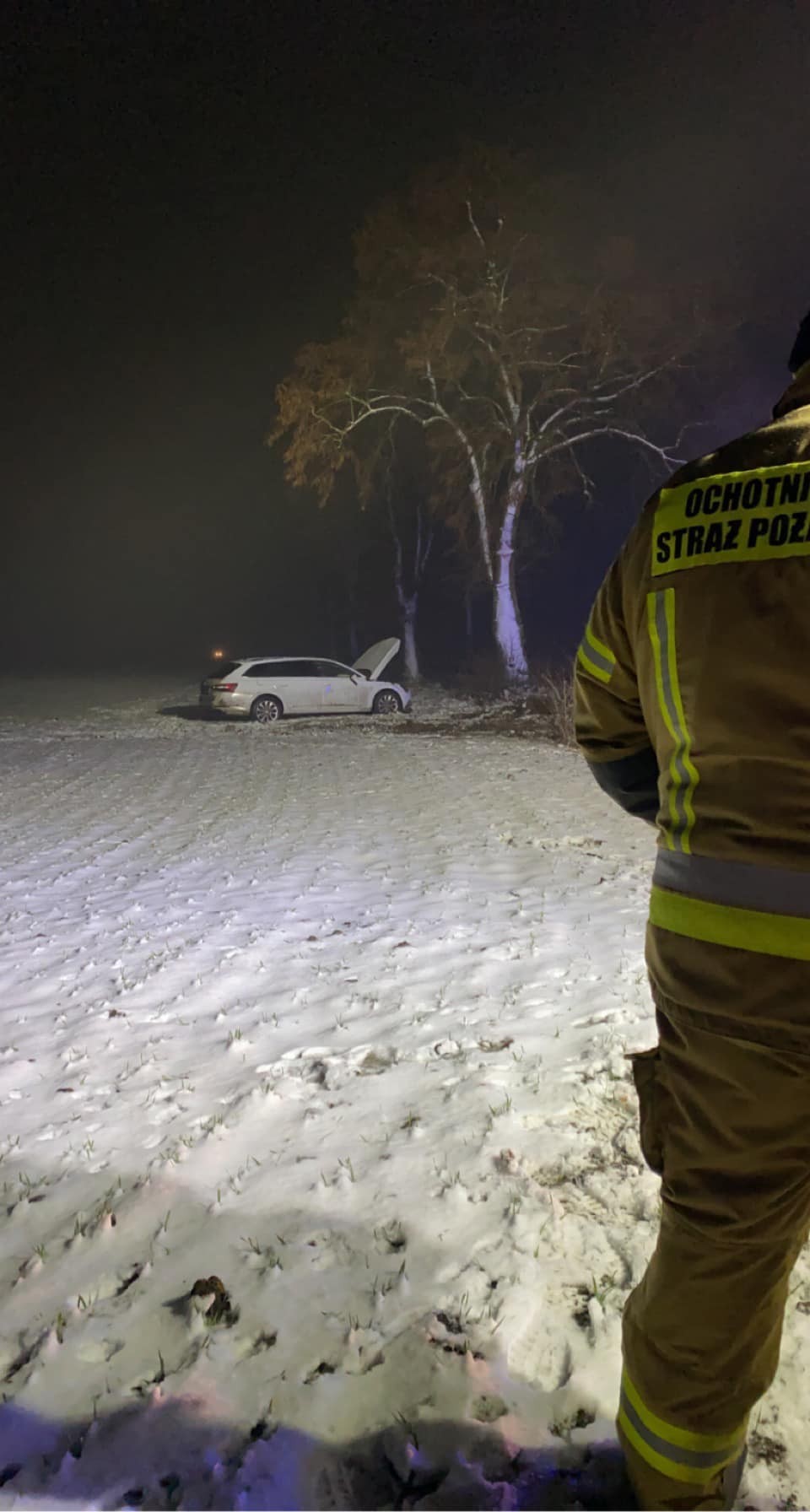 Gmina Lichnowy. Porzucony samochód w polu i nocne poszukiwania kierowcy.