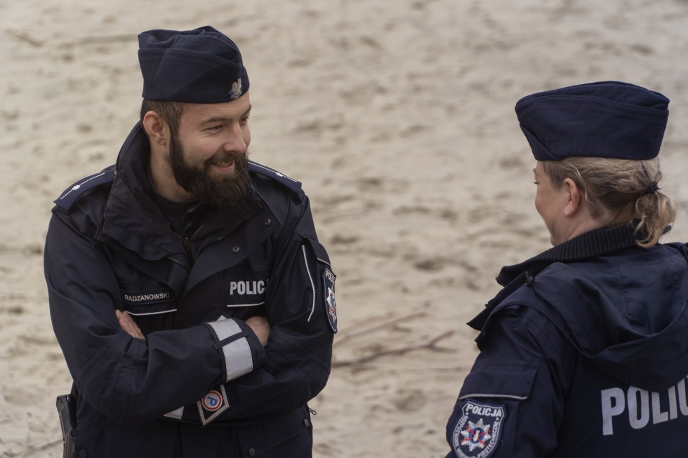 Powiat nowodworski. Policjanci z Krynicy Morskiej wystąpili w znanym serialu dokumentalnym. Premiera już 2 lutego.