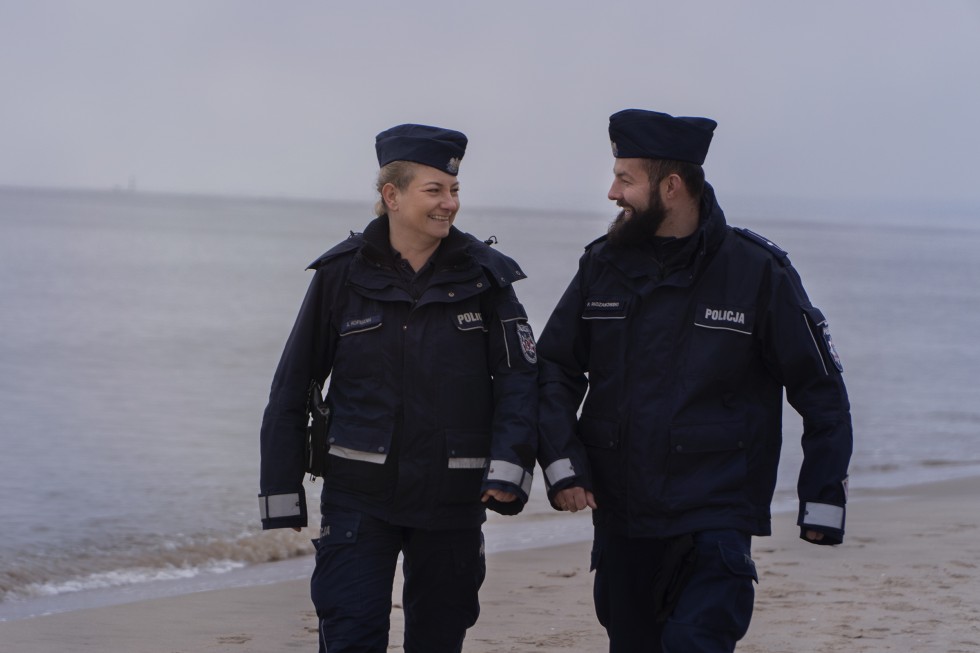 Powiat nowodworski. Policjanci z Krynicy Morskiej wystąpili w znanym serialu dokumentalnym. Premiera już 2 lutego.