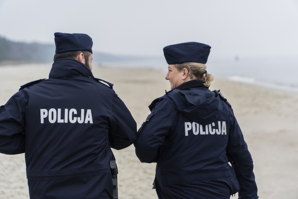 Powiat nowodworski. Policjanci z Krynicy Morskiej wystąpili w znanym serialu dokumentalnym. Premiera już 2 lutego.