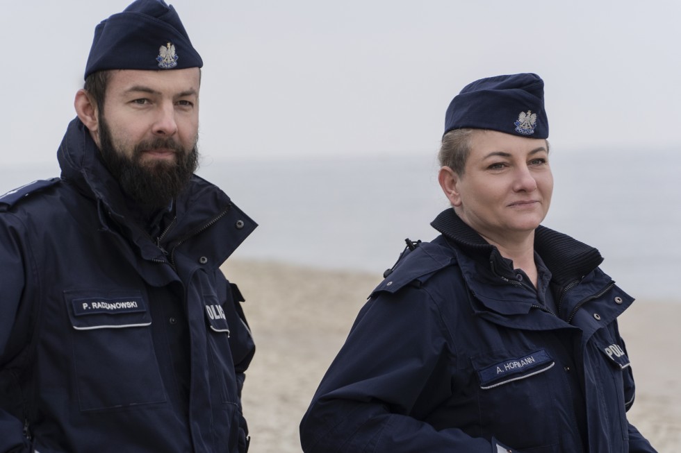 Powiat nowodworski. Policjanci z Krynicy Morskiej wystąpili w znanym serialu dokumentalnym. Premiera już 2 lutego.