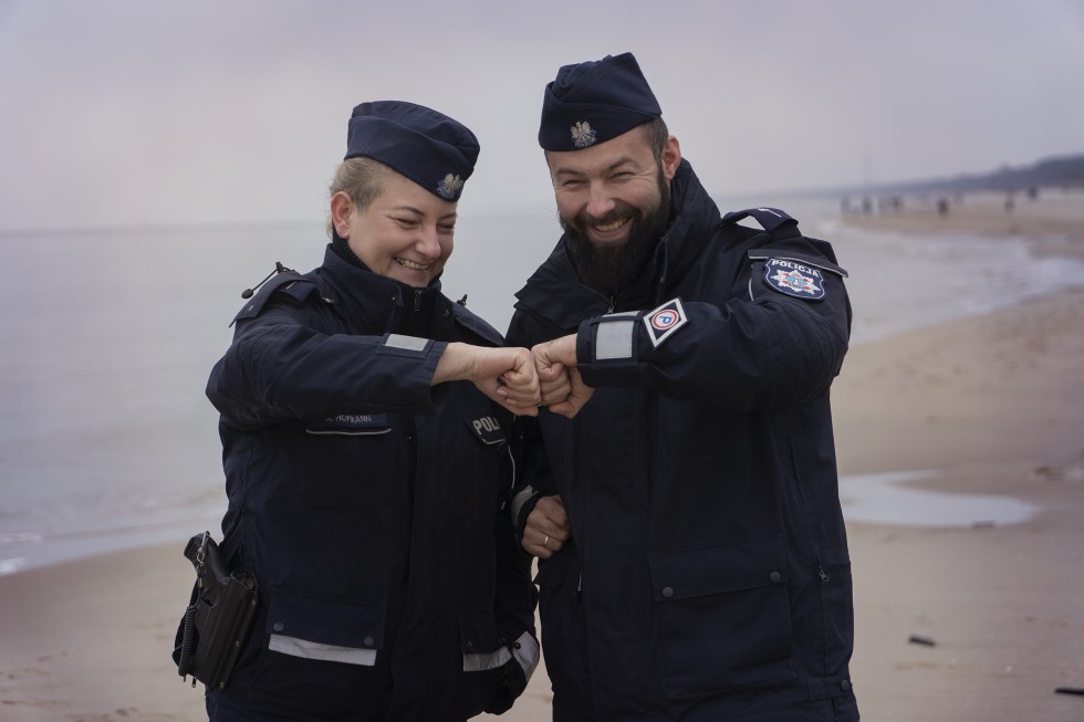 Powiat nowodworski. Policjanci z Krynicy Morskiej wystąpili w znanym serialu dokumentalnym. Premiera już 2 lutego.