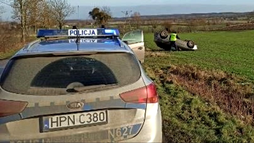 Powiat sztumski. Wpadł w poślizg i dachował – kierowca osobówki trafił do szpitala.
