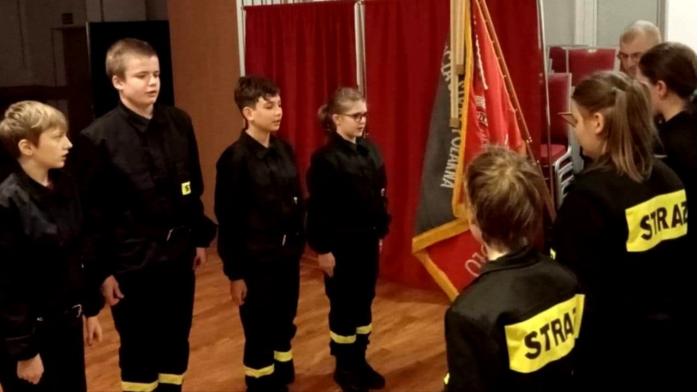 Krynica Morska. Ślubowanie do Młodzieżowej Drużyny Pożarniczej.