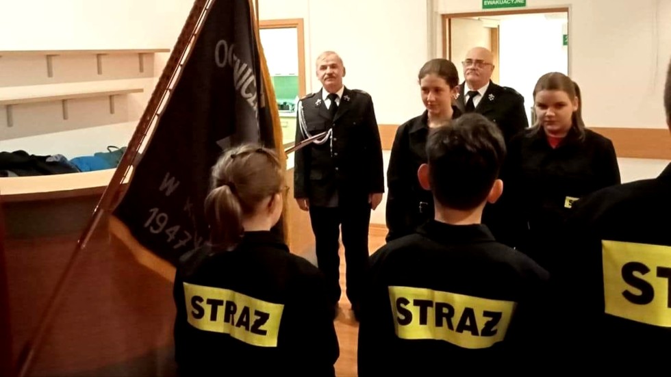 Krynica Morska. Ślubowanie do Młodzieżowej Drużyny Pożarniczej.