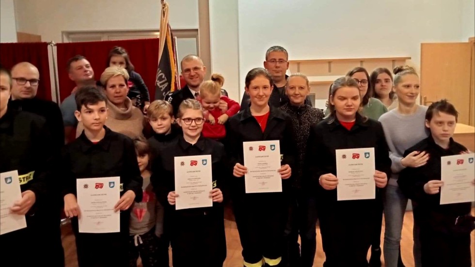 Krynica Morska. Ślubowanie do Młodzieżowej Drużyny Pożarniczej.