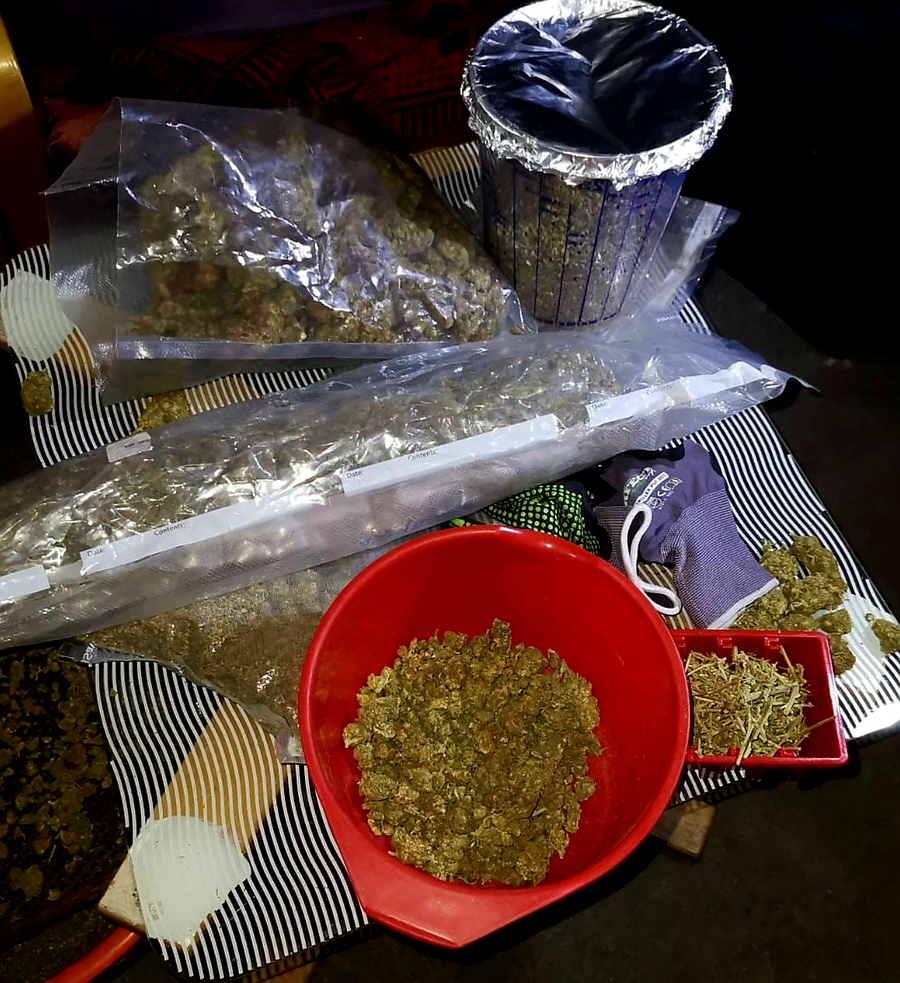 Powiat tczewski. Ponad 6 kg narkotyków znaleziono na terenie jednej z posesji – dwie osoby w areszcie.