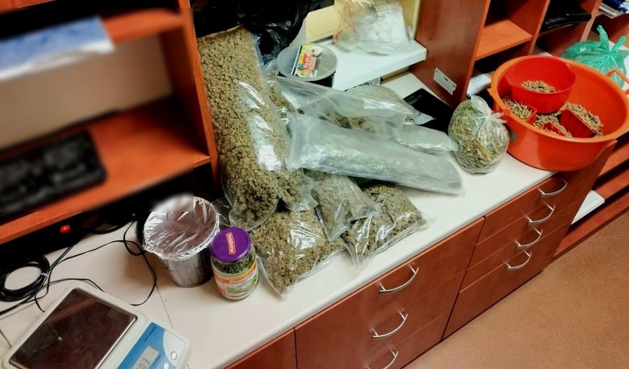 Powiat tczewski. Ponad 6 kg narkotyków znaleziono na terenie jednej z posesji – dwie osoby w areszcie.