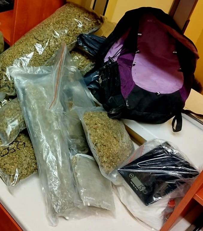 Powiat tczewski. Ponad 6 kg narkotyków znaleziono na terenie jednej z posesji – dwie osoby w areszcie.