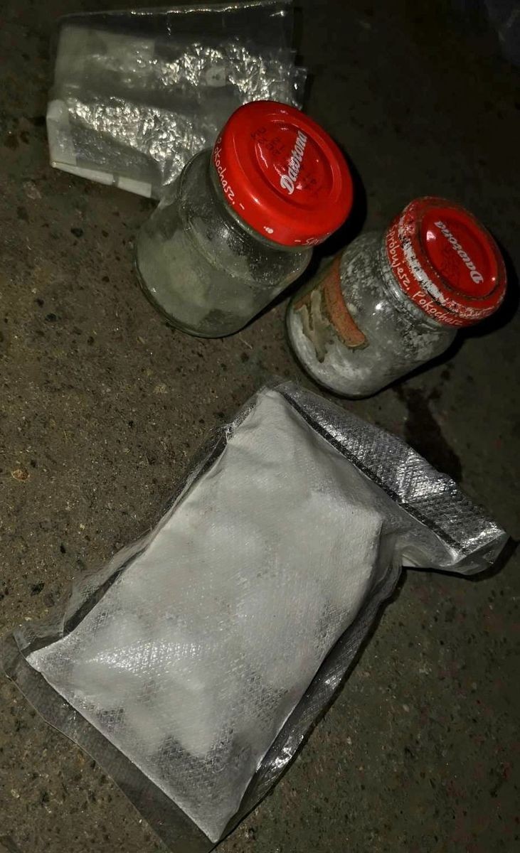 Powiat tczewski. Ponad 6 kg narkotyków znaleziono na terenie jednej z posesji – dwie osoby w areszcie.