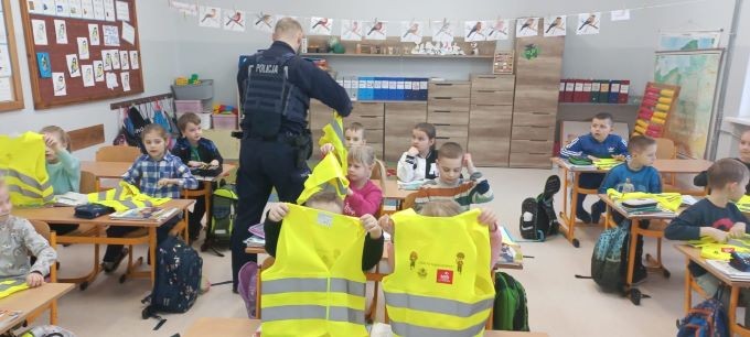Powiat sztumski. Uczę się bezpieczeństwa – spotkanie policjanta z pierwszoklasistami.