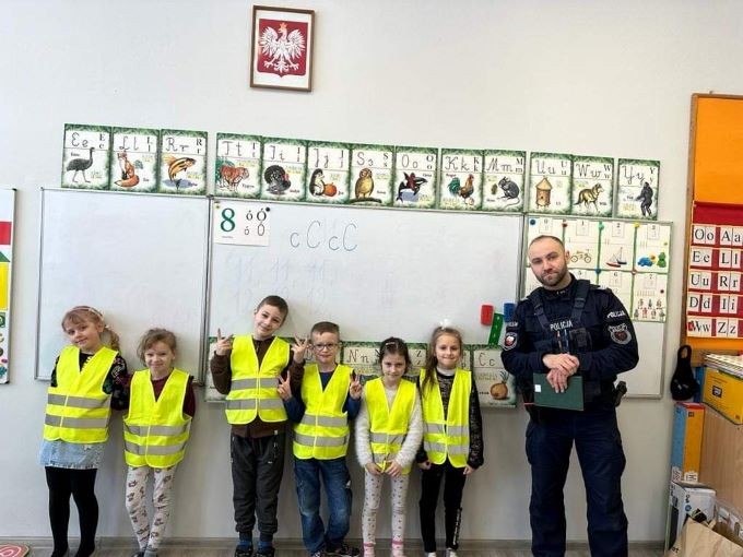 Powiat sztumski. Uczę się bezpieczeństwa – spotkanie policjanta z pierwszoklasistami.