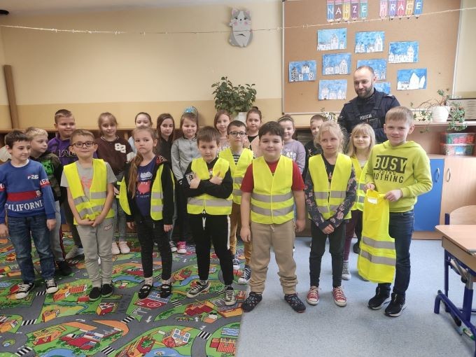 Powiat sztumski. Uczę się bezpieczeństwa – spotkanie policjanta z pierwszoklasistami.
