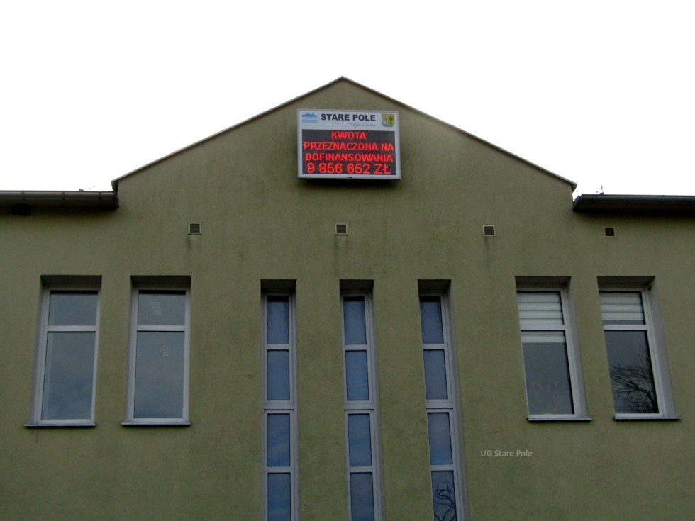 Stare Pole. Nowa tablica informacyjna na budynku Urzędu Gminy.