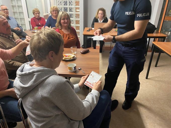 Powiat sztumski. Jak uchronić się przed oszustami? - spotkanie policjantów z seniorami.