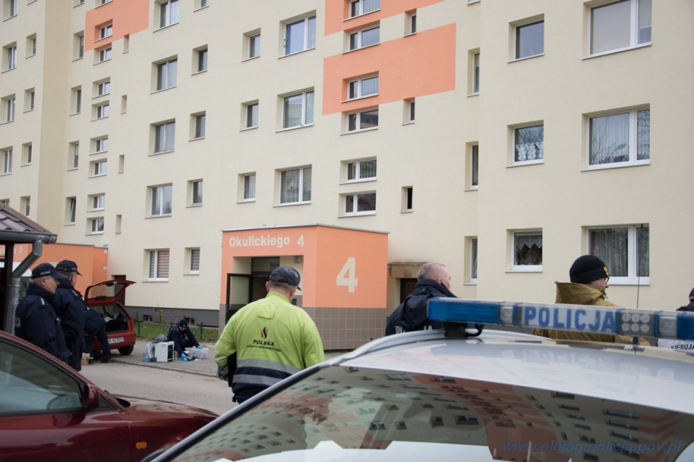 Elbląg. W mieszkaniu miał narkotyki i niebezpieczne chemikalia – ewakuowano mieszkańców budynku.