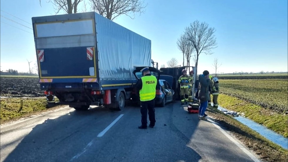 DK55. Zderzenie trzech pojazdów w Marynowach – jeden przewrócił się na bok.