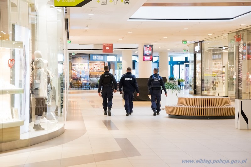 Elbląg. Alarm bombowy w Centrum Handlowym, ewakuowano budynek – ćwiczenia służb mundurowych.