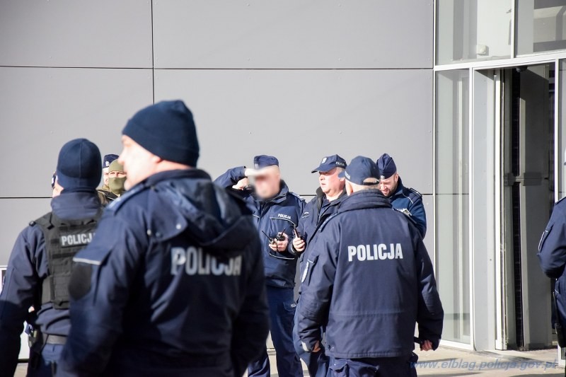 Elbląg. Alarm bombowy w Centrum Handlowym, ewakuowano budynek – ćwiczenia służb mundurowych.